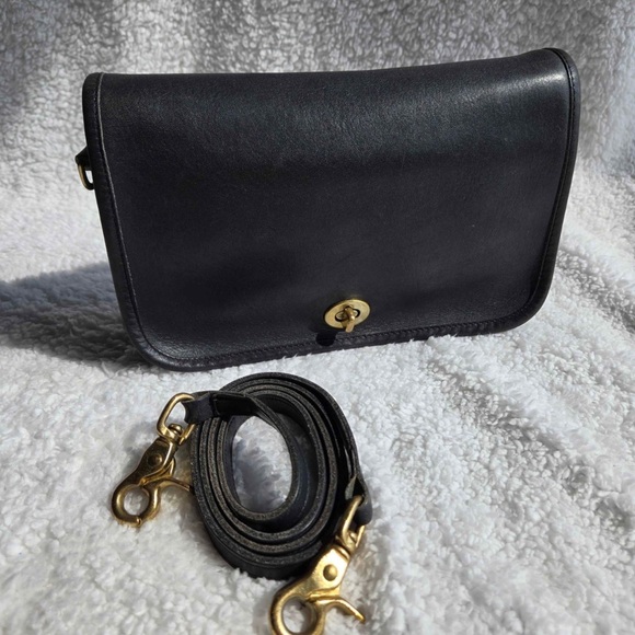 1990 Coach Dark Navy Crossbody Bag 
 stamp error “beanbag” 
Costa Rica made! - Picture 3 of 10